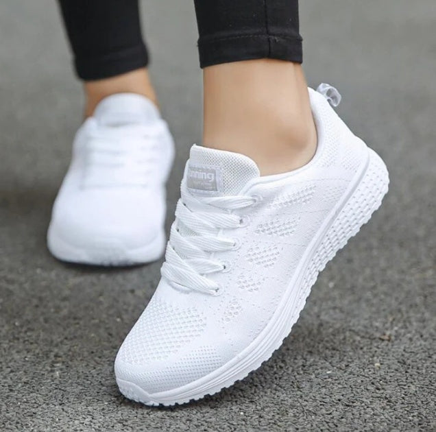 Women's athletic shoes featuring a breathable mesh upper, low wedge heel (1-3CM), EVA sole, and vulcanized construction, designed for comfort and durability in tennis, running, and everyday athletic activities.