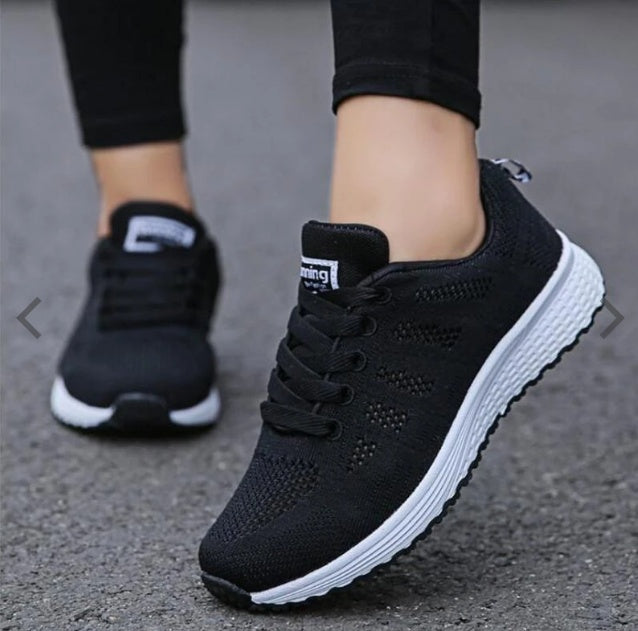 Women's athletic shoes featuring a breathable mesh upper, low wedge heel (1-3CM), EVA sole, and vulcanized construction, designed for comfort and durability in tennis, running, and everyday athletic activities.