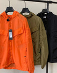 Casual waterproof windbreaker coat ideal for men and women, offering lightweight comfort and protection.