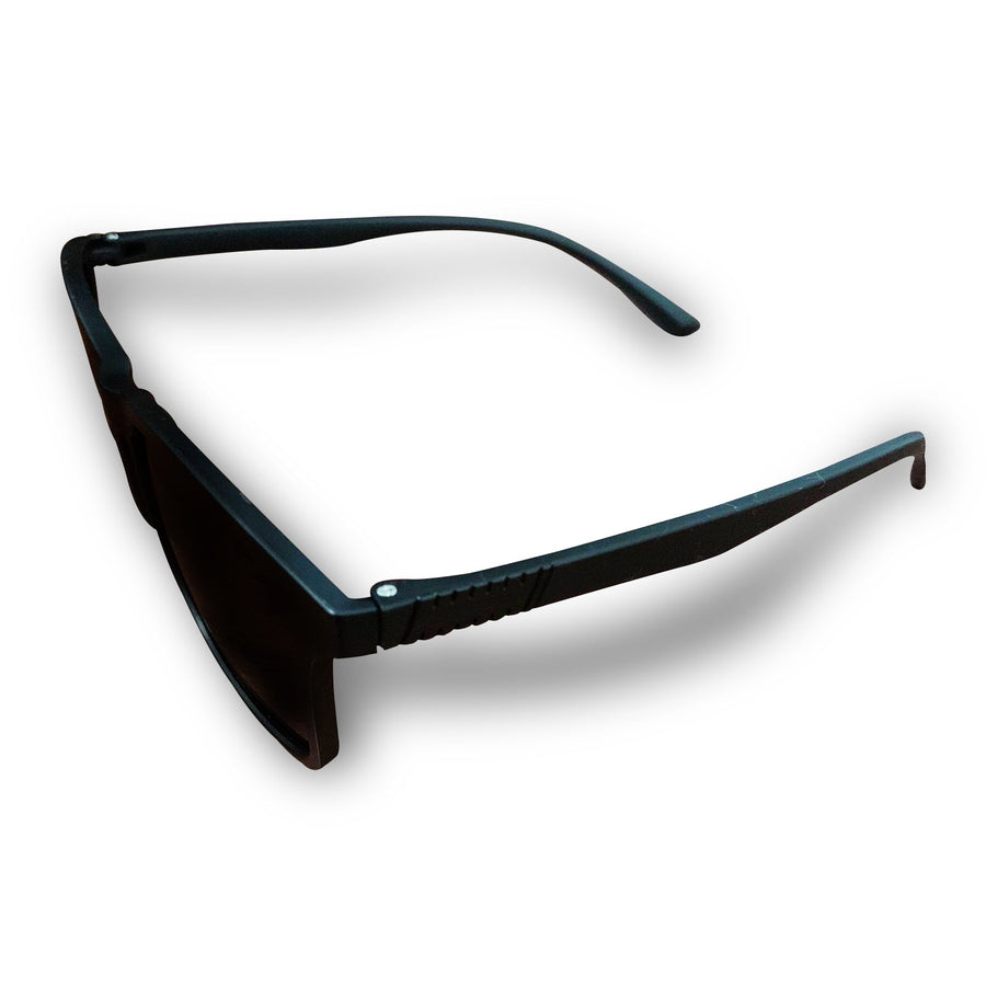 Photochromic sunglasses inspired by Ray-Ban Wayfarer, featuring UV protection and premium anti-glare Maui Jim lenses.